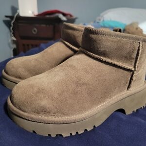 UGG Kids Boots in Brown Suede